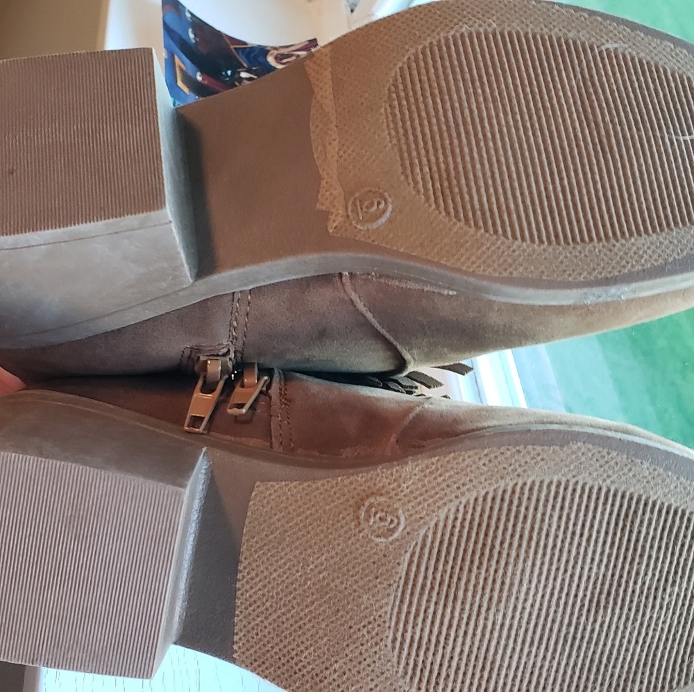 Heels - Picture 2 of 2